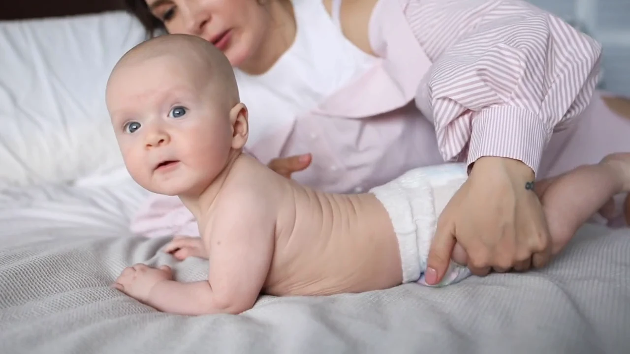 Annesinin kucağında dinlenen bebek